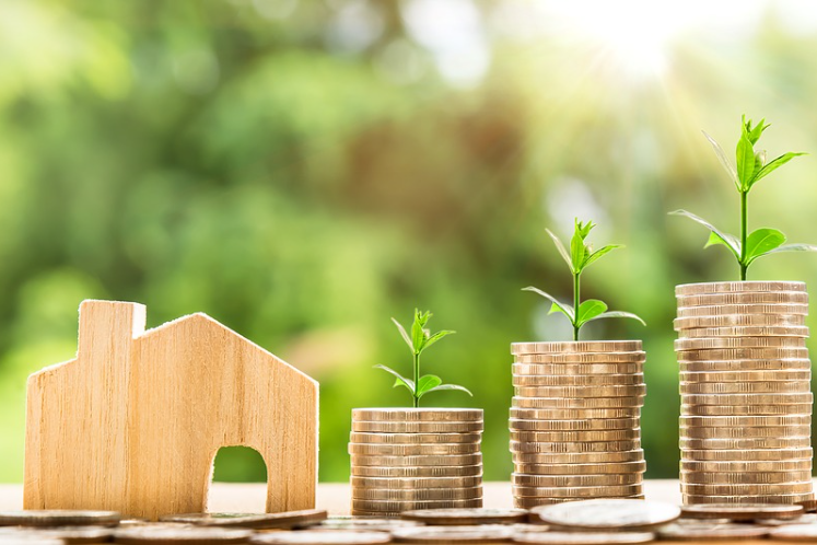 受讓方取得土地使用權(quán)后建成并銷售時，以股權(quán)方式轉(zhuǎn)讓要比轉(zhuǎn)讓資產(chǎn)方式稅費(fèi)高